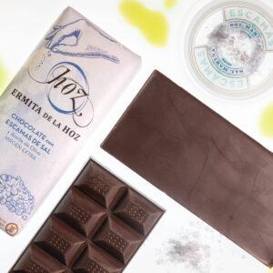 Tableta de chocolate negro artesano con aceite de oliva virgen extra (AOVE) y escamas de sal 105g
