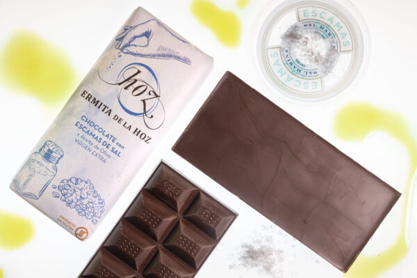 Tableta de chocolate negro artesano con aceite de oliva virgen extra (AOVE) y escamas de sal 105g