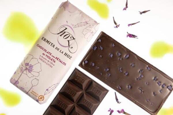Tableta de chocolate negro artesano con aceite de oliva virgen extra (AOVE) y pétalos de violeta 105g