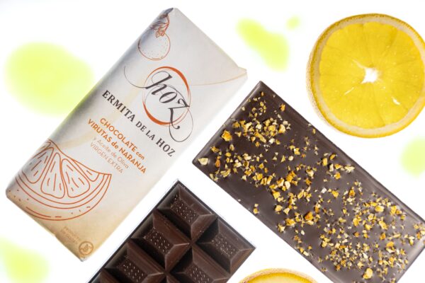 Tableta de chocolate negro artesano con aceite de oliva virgen extra (AOVE) con virutas de naranja 105g